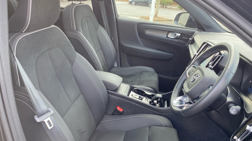 Volvo XC40 2.0 B3P Ultimate Dark 5dr Auto Petrol Estate - Image 39