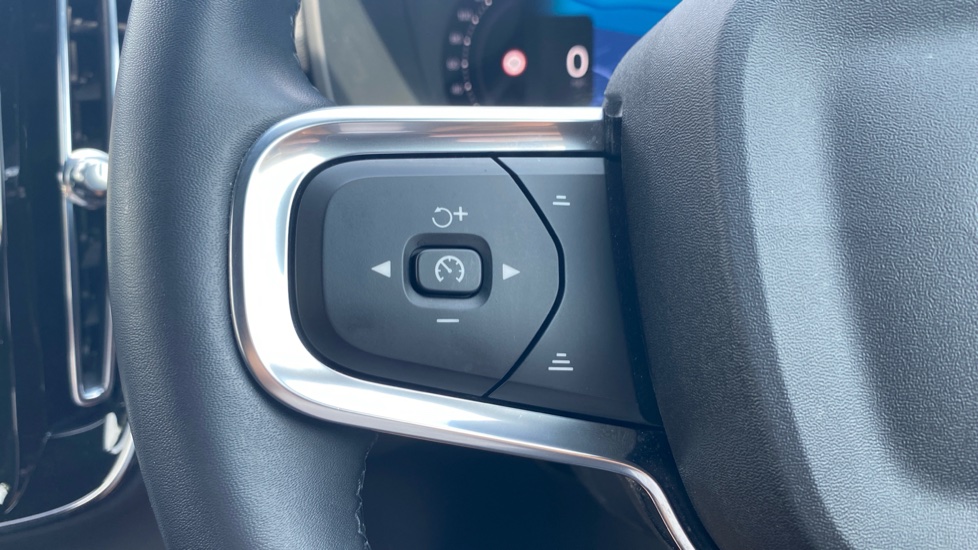 Volvo XC40 2.0 B3P Plus Dark 5dr Auto Petrol Estate - Image 28