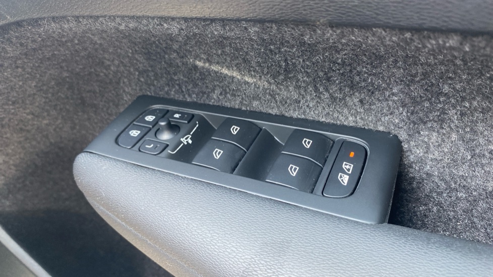 Volvo XC40 2.0 B3P Plus Dark 5dr Auto Petrol Estate - Image 33