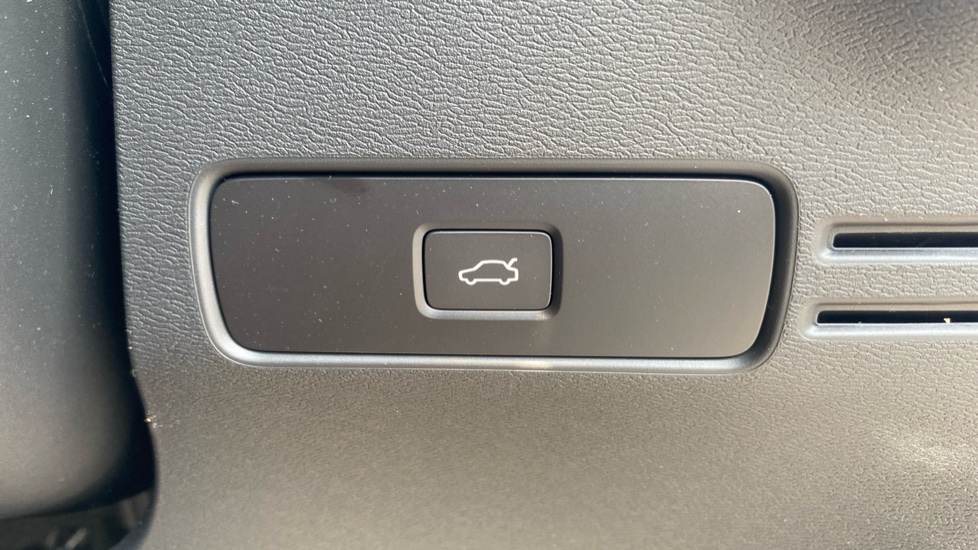 Volvo XC40 2.0 B3P Plus Dark 5dr Auto Petrol Estate - Image 34