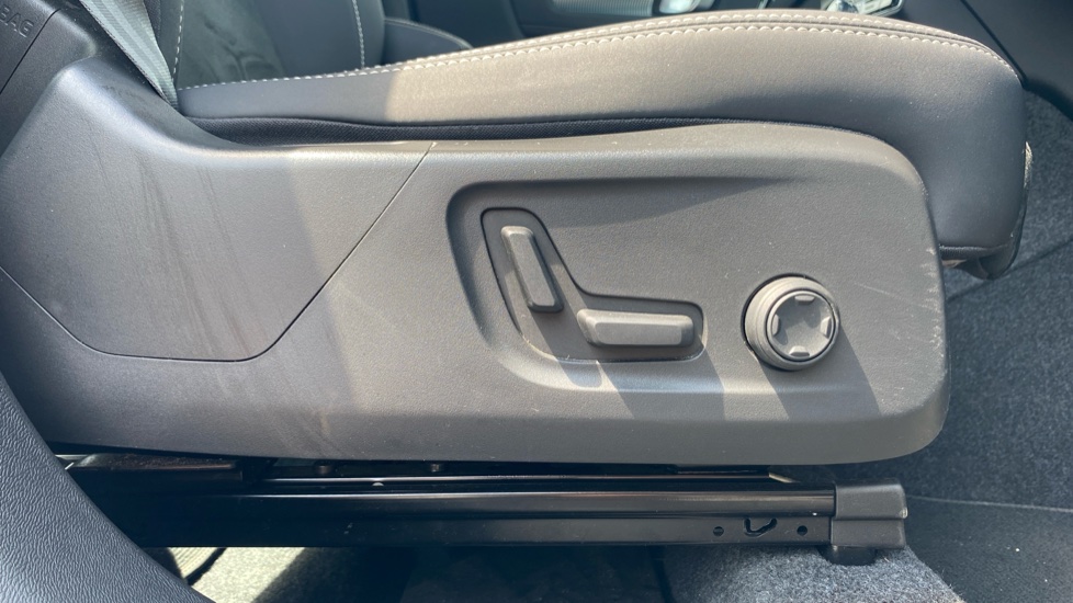 Volvo XC40 2.0 B3P Plus Dark 5dr Auto Petrol Estate - Image 35