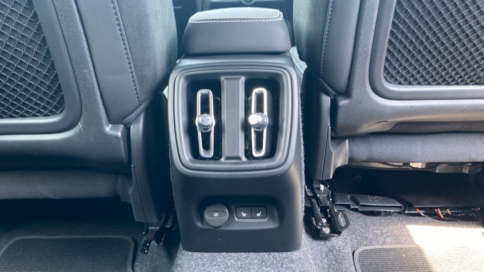 Volvo XC40 2.0 B3P Plus Dark 5dr Auto Petrol Estate - Image 37