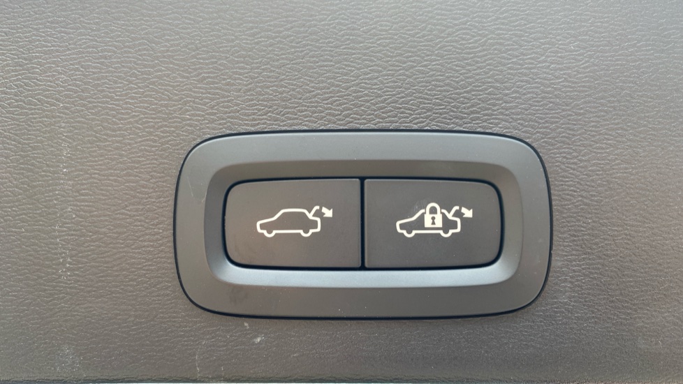 Volvo XC40 2.0 B3P Plus Dark 5dr Auto Petrol Estate - Image 41