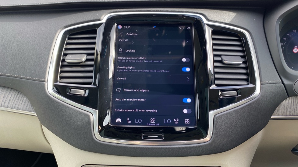 Volvo XC90 2.0 B5P [250] Plus Dark 5dr AWD Geartronic Petrol Estate - Image 19