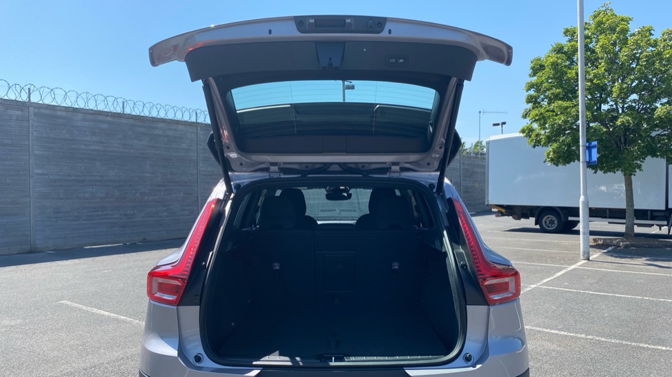 Volvo XC40 2.0 B4P Plus Dark 5dr Auto Petrol Estate - Image 14