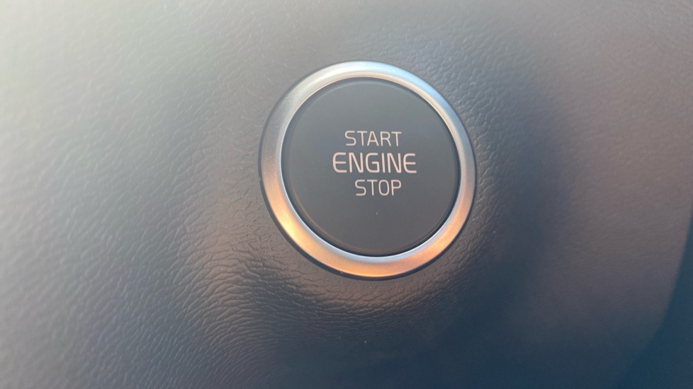 Volvo XC40 2.0 B4P Plus Dark 5dr Auto Petrol Estate - Image 26