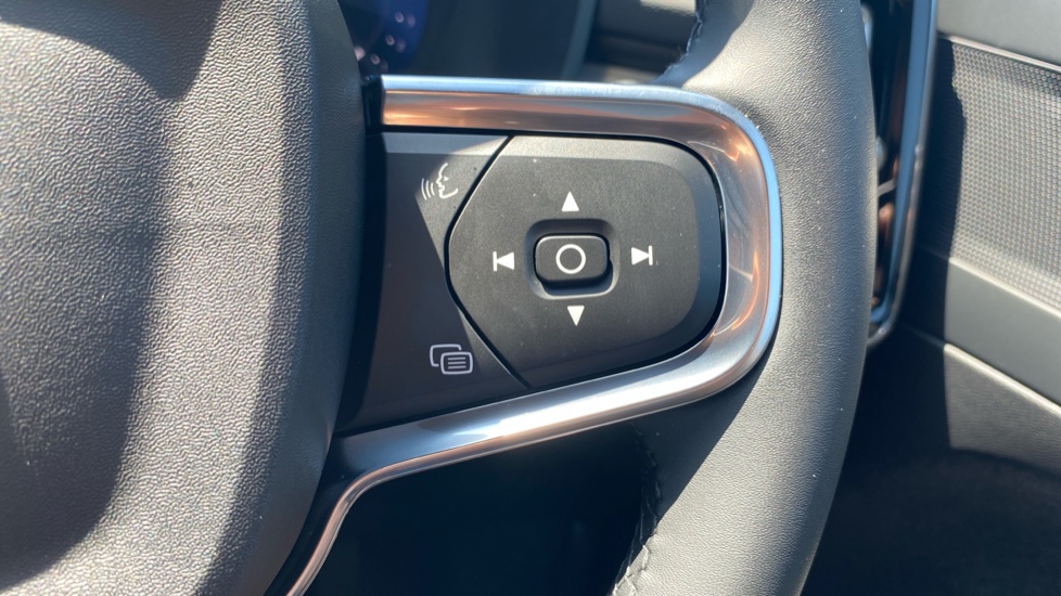 Volvo XC40 2.0 B4P Plus Dark 5dr Auto Petrol Estate - Image 30