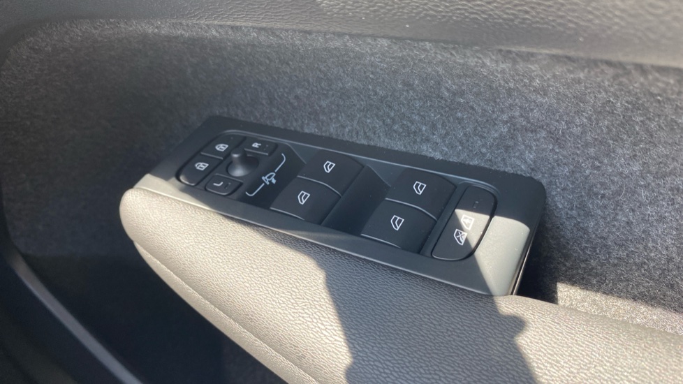 Volvo XC40 2.0 B4P Plus Dark 5dr Auto Petrol Estate - Image 34