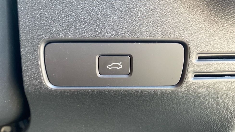 Volvo XC40 2.0 B4P Plus Dark 5dr Auto Petrol Estate - Image 35