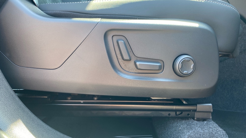 Volvo XC40 2.0 B4P Plus Dark 5dr Auto Petrol Estate - Image 36