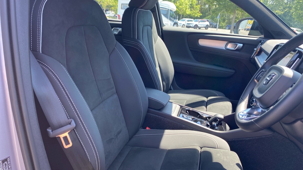 Volvo XC40 2.0 B4P Plus Dark 5dr Auto Petrol Estate - Image 37