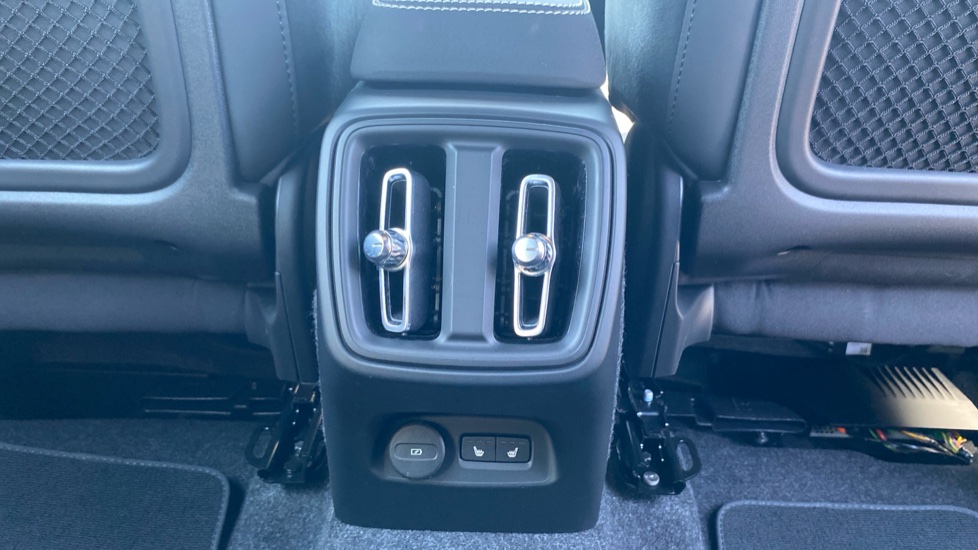 Volvo XC40 2.0 B4P Plus Dark 5dr Auto Petrol Estate - Image 38