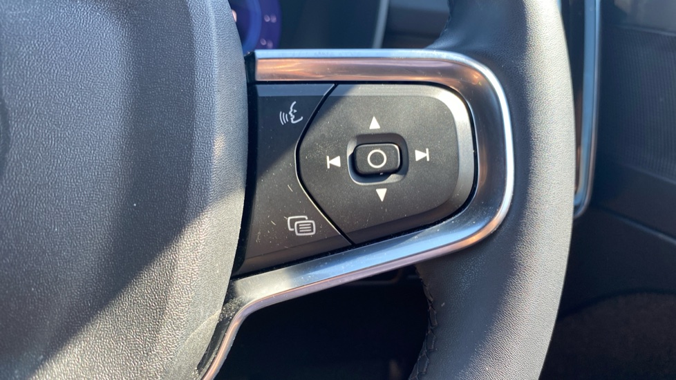 Volvo XC40 2.0 B3P Plus Dark 5dr Auto Petrol Estate - Image 28