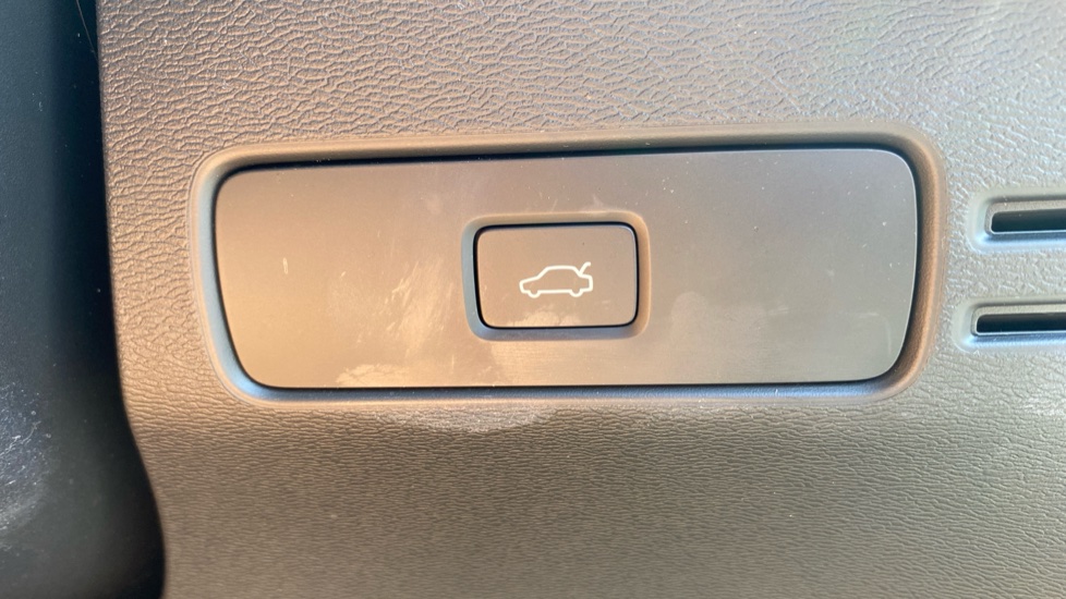 Volvo XC40 2.0 B3P Plus Dark 5dr Auto Petrol Estate - Image 33