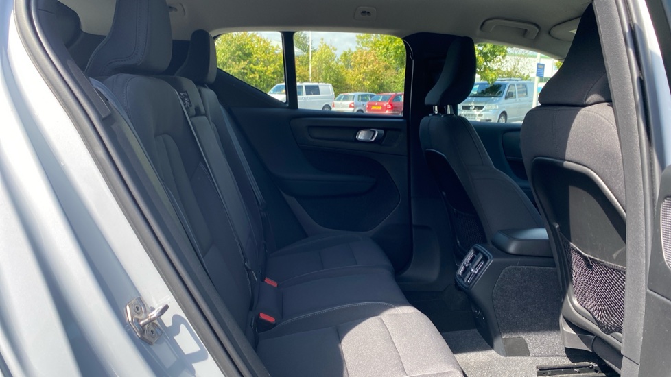 Volvo XC40 1.5 T3 [163] Momentum 5dr Geartronic Petrol Estate - Image 7