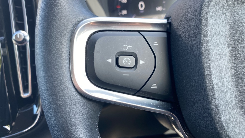 Volvo XC40 1.5 T3 [163] Momentum 5dr Geartronic Petrol Estate - Image 30