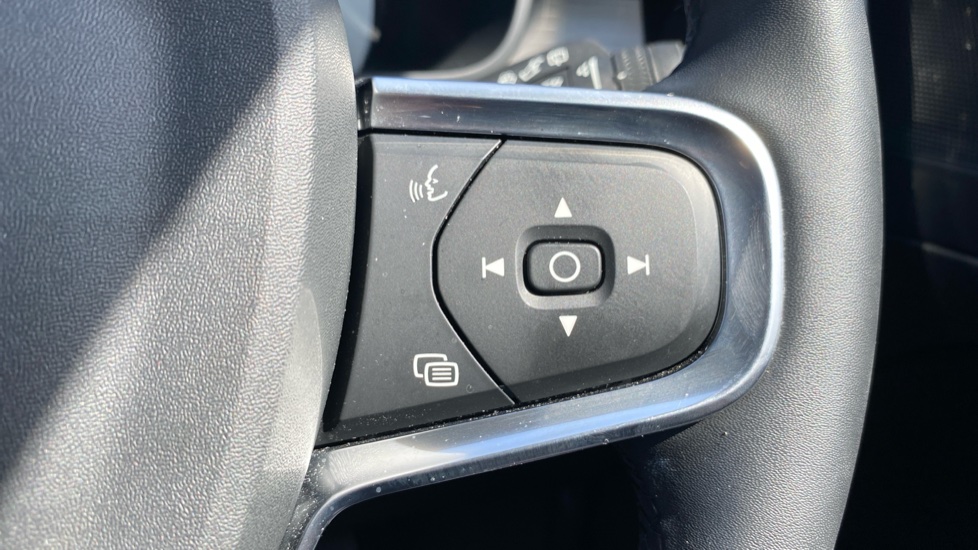 Volvo XC40 1.5 T3 [163] Momentum 5dr Geartronic Petrol Estate - Image 31