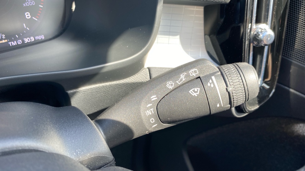 Volvo XC40 1.5 T3 [163] Momentum 5dr Geartronic Petrol Estate - Image 32