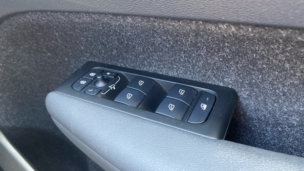 Volvo XC40 1.5 T3 [163] Momentum 5dr Geartronic Petrol Estate - Image 35
