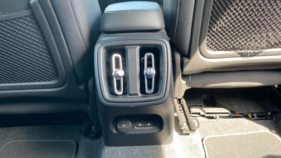 Volvo XC40 1.5 T3 [163] Momentum 5dr Geartronic Petrol Estate - Image 39