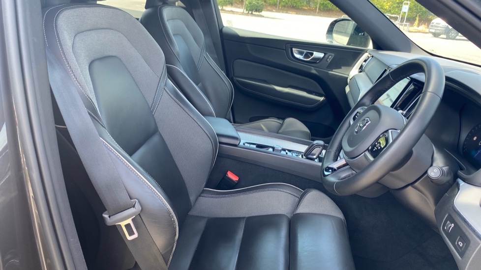 Volvo XC60 2.0 B5P R DESIGN 5dr AWD Geartronic Petrol Estate - Image 36