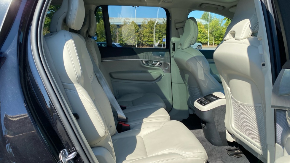 Volvo XC90 2.0 B6P Ultimate Dark 5dr AWD Geartronic Petrol Estate - Image 6