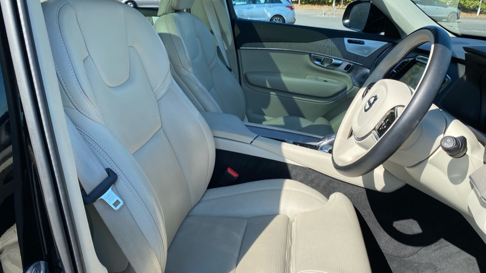Volvo XC90 2.0 B6P Ultimate Dark 5dr AWD Geartronic Petrol Estate - Image 38