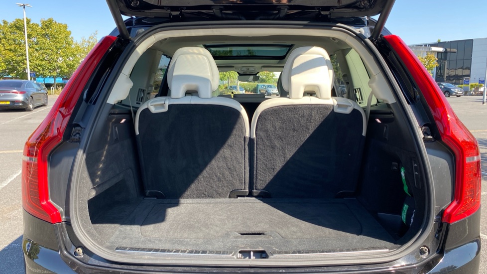 Volvo XC90 2.0 B6P Ultimate Dark 5dr AWD Geartronic Petrol Estate - Image 42