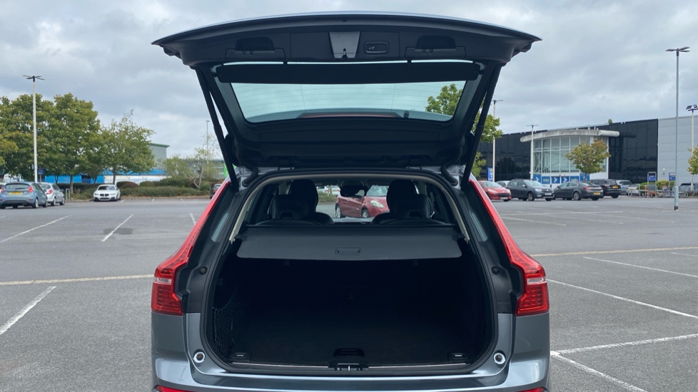 Volvo XC60 2.0 T5 [250] Momentum 5dr AWD Geartronic Petrol Estate - Image 4