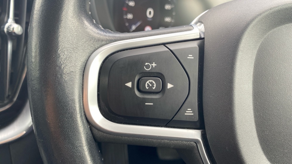 Volvo XC60 2.0 T5 [250] Momentum 5dr AWD Geartronic Petrol Estate - Image 21