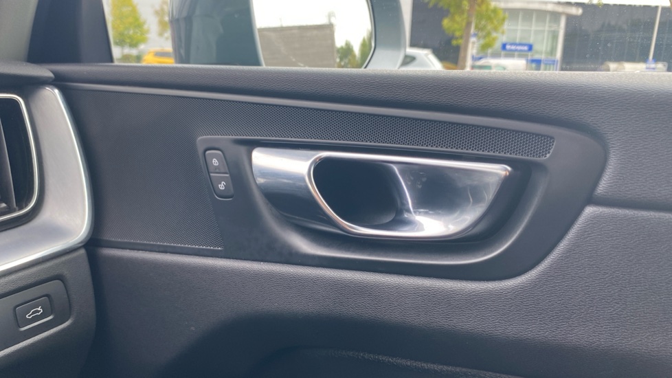 Volvo XC60 2.0 T5 [250] Momentum 5dr AWD Geartronic Petrol Estate - Image 25