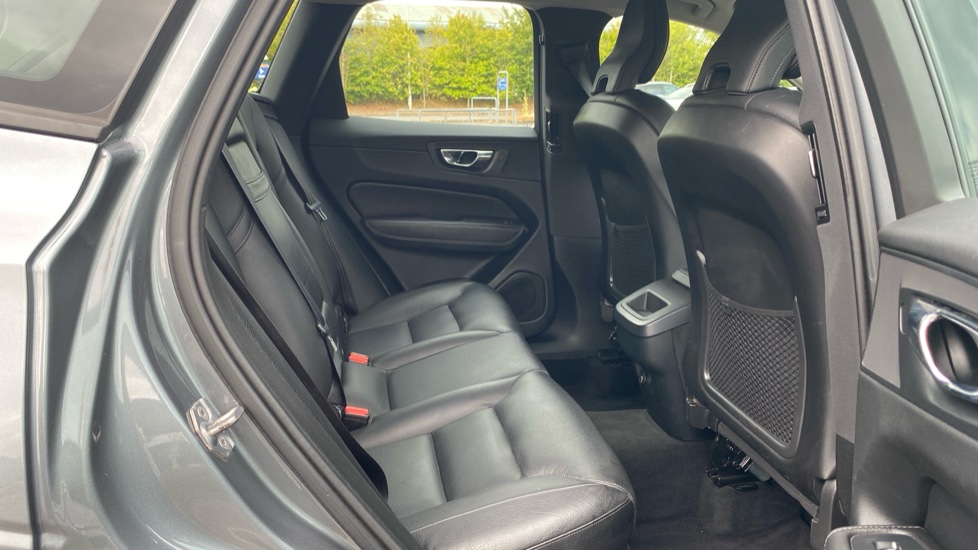 Volvo XC60 2.0 T5 [250] Momentum 5dr AWD Geartronic Petrol Estate - Image 32