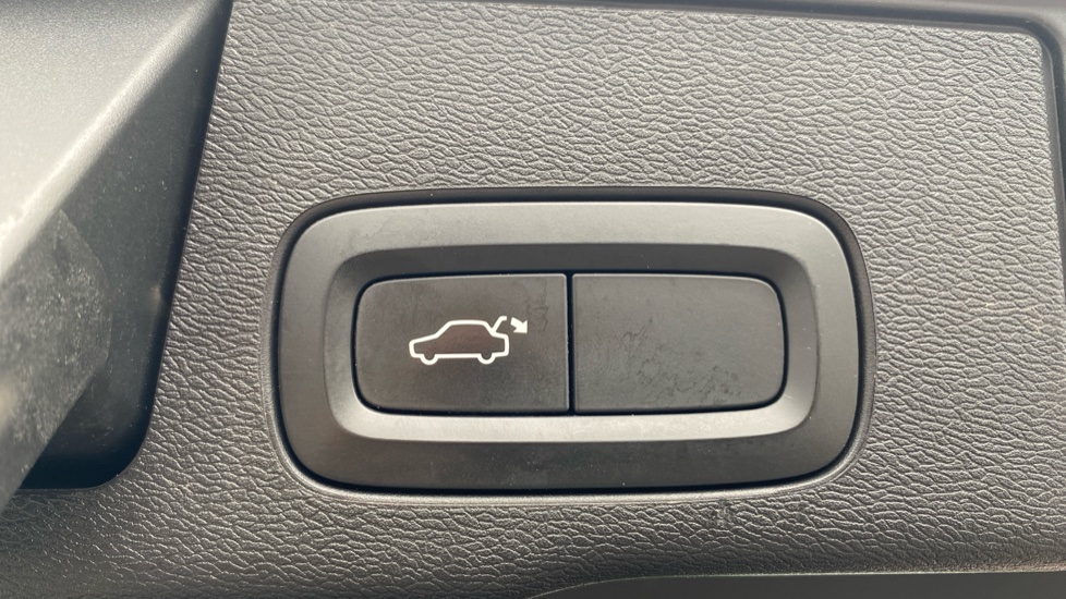 Volvo XC60 2.0 T5 [250] Momentum 5dr AWD Geartronic Petrol Estate - Image 35