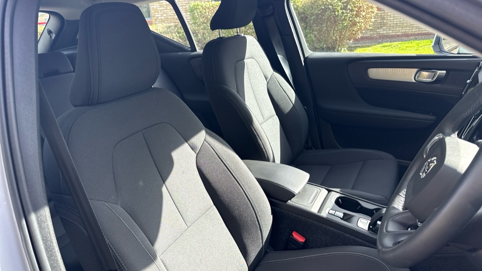 Volvo XC40 1.5 T3 [163] Momentum 5dr Geartronic Petrol Estate - Image 9