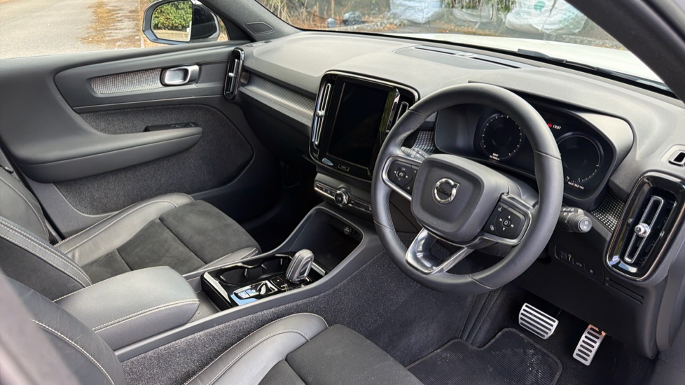 Volvo XC40 1.5 T5 Recharge PHEV R DESIGN Pro 5dr Auto Estate - Image 4