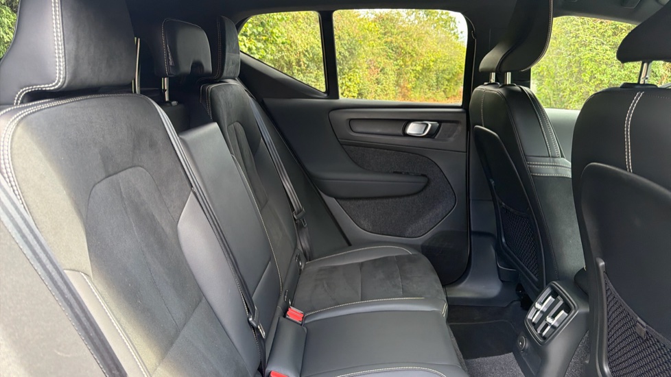 Volvo XC40 1.5 T5 Recharge PHEV R DESIGN Pro 5dr Auto Estate - Image 6