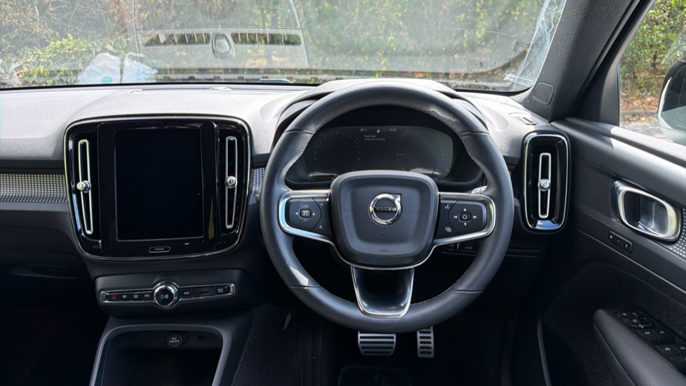 Volvo XC40 1.5 T5 Recharge PHEV R DESIGN Pro 5dr Auto Estate - Image 10