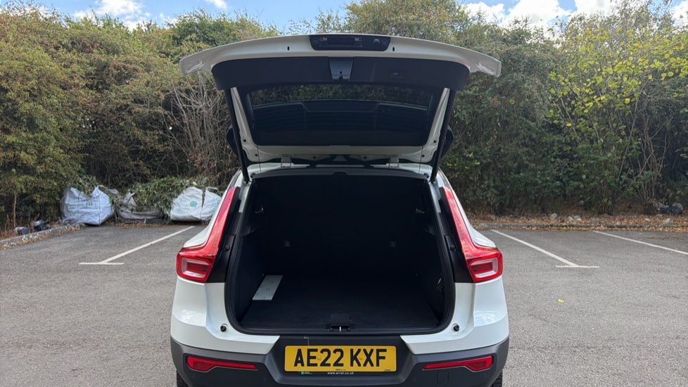 Volvo XC40 1.5 T5 Recharge PHEV R DESIGN Pro 5dr Auto Estate - Image 13