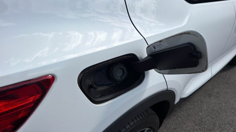 Volvo XC40 1.5 T5 Recharge PHEV R DESIGN Pro 5dr Auto Estate - Image 15