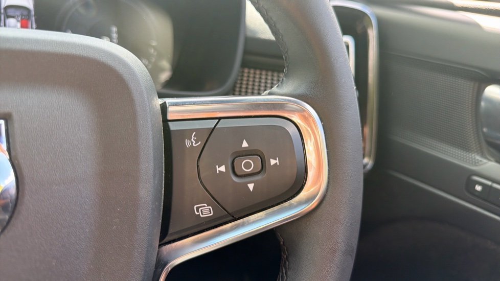 Volvo XC40 1.5 T5 Recharge PHEV R DESIGN Pro 5dr Auto Estate - Image 21