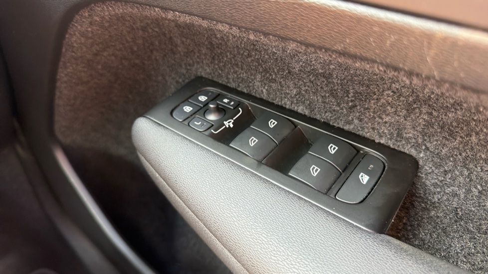 Volvo XC40 1.5 T5 Recharge PHEV R DESIGN Pro 5dr Auto Estate - Image 23