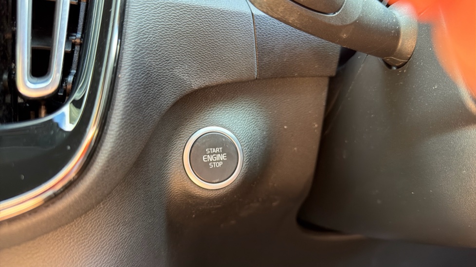 Volvo XC40 1.5 T5 Recharge PHEV R DESIGN Pro 5dr Auto Estate - Image 26