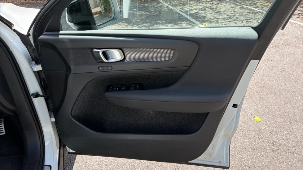 Volvo XC40 1.5 T5 Recharge PHEV R DESIGN Pro 5dr Auto Estate - Image 28