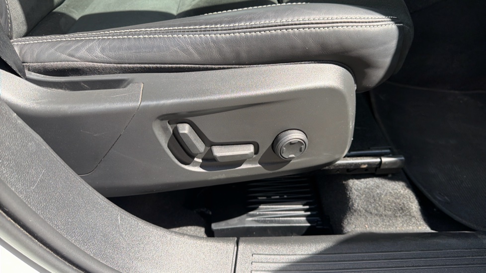 Volvo XC40 1.5 T5 Recharge PHEV R DESIGN Pro 5dr Auto Estate - Image 29