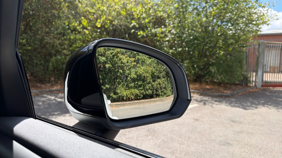 Volvo XC40 1.5 T5 Recharge PHEV R DESIGN Pro 5dr Auto Estate - Image 31