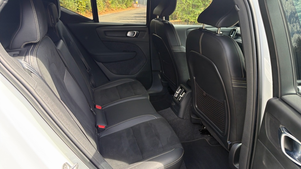 Volvo XC40 1.5 T5 Recharge PHEV R DESIGN Pro 5dr Auto Estate - Image 32