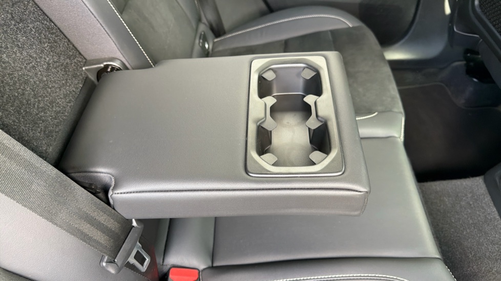 Volvo XC40 1.5 T5 Recharge PHEV R DESIGN Pro 5dr Auto Estate - Image 33