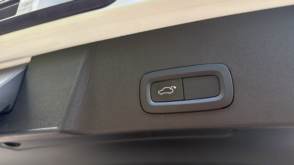 Volvo XC40 1.5 T5 Recharge PHEV R DESIGN Pro 5dr Auto Estate - Image 34