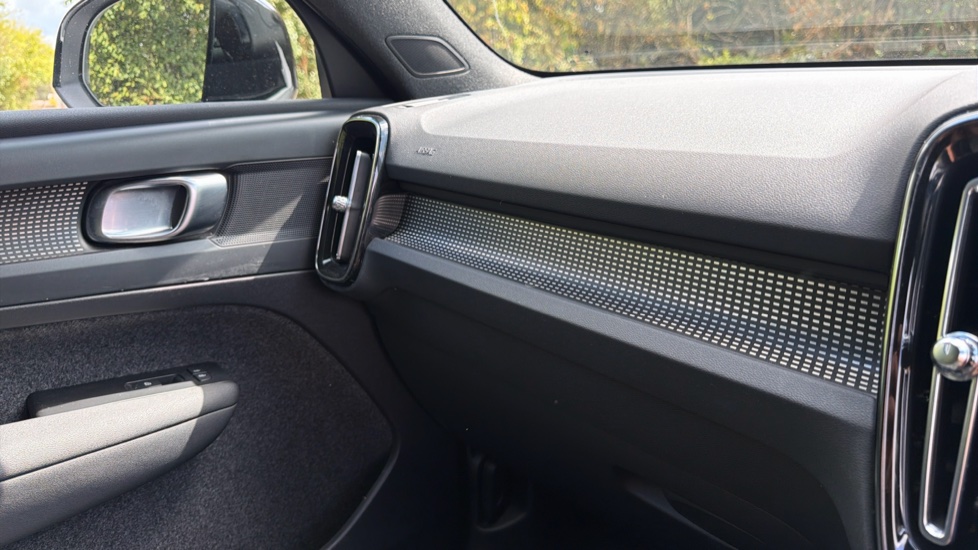Volvo XC40 1.5 T5 Recharge PHEV R DESIGN Pro 5dr Auto Estate - Image 36