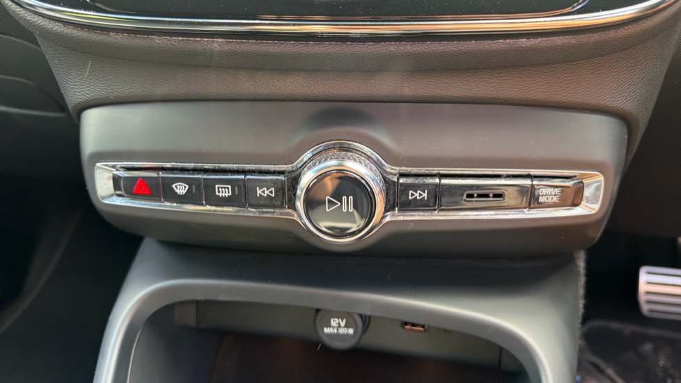 Volvo XC40 1.5 T5 Recharge PHEV R DESIGN Pro 5dr Auto Estate - Image 37